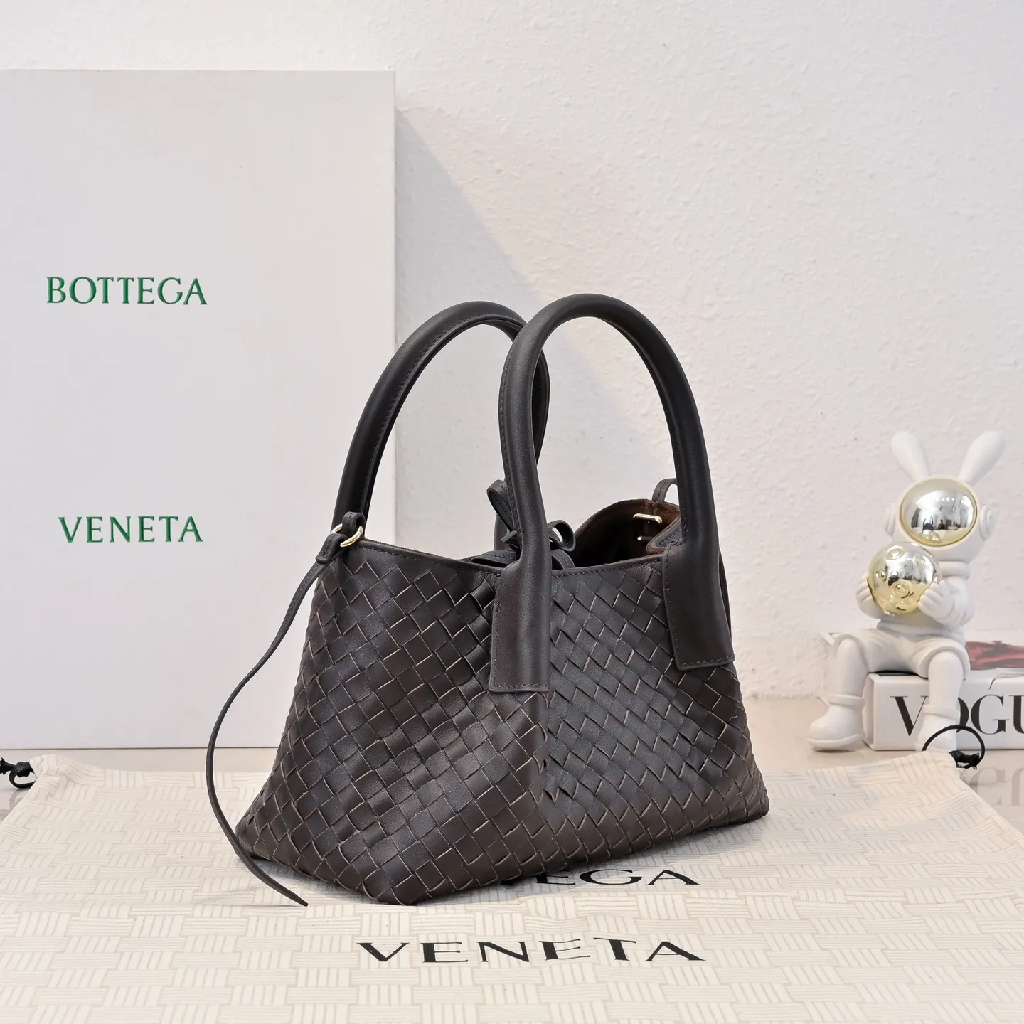 Batch 1760 BOTTEGA VENETA 2025 new product pinacoteca has super soft leather, and the weaving function, practicality and relaxed fashion sense have not fallen behind❤️‍🔥Amway has given sisters a must-have bag when going out. The size of the bag also accurately meets the commuting needs of urban beauties. It can accommodate mobile phones, keys, lipstick, powder, sunscreen, shopping bags...all of it! ! ! 🔥The capacity should not be underestimated~ It does not choose people, clothes, or occasions. With its majestic curved outline, exquisite woven texture, delicate edges and rounded handles, this woven vegetable basket bag truly achieves the goal of "dressing up and being fashionable without getting in the way"~ Are you interested in Jimei? Style number: 9004 Size: 24*15*12cm
